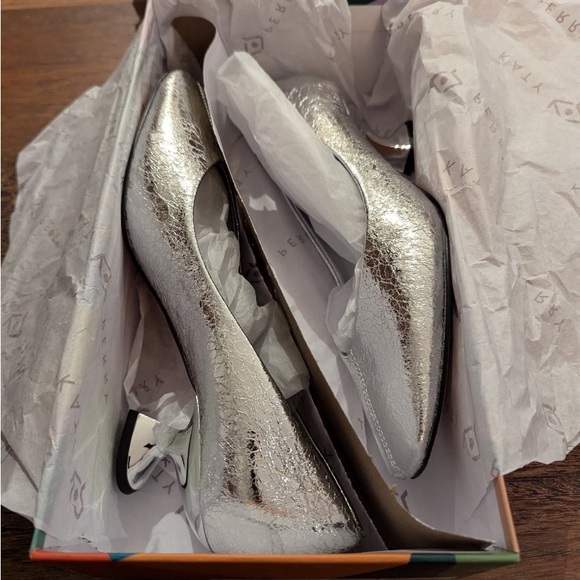 The Katy Perry Laterr Pump. Silver. 9.5 M - Picture 5 of 6